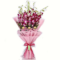 Deliver 10 Pcs Ferrero Rocher Father's Day Gifts in India with 10 Red White Roses Bouquet India